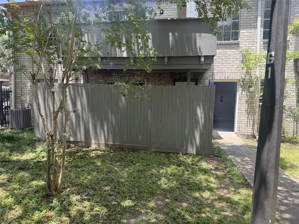 $68,000 | 9700 Leawood Boulevard, Unit 301, Houston, TX 77099