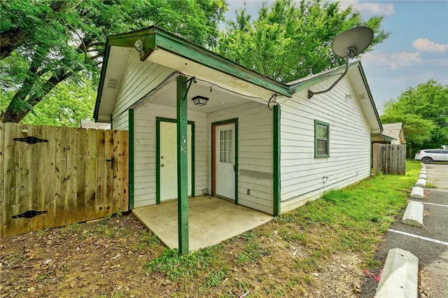 a view of a house with backyard and garden