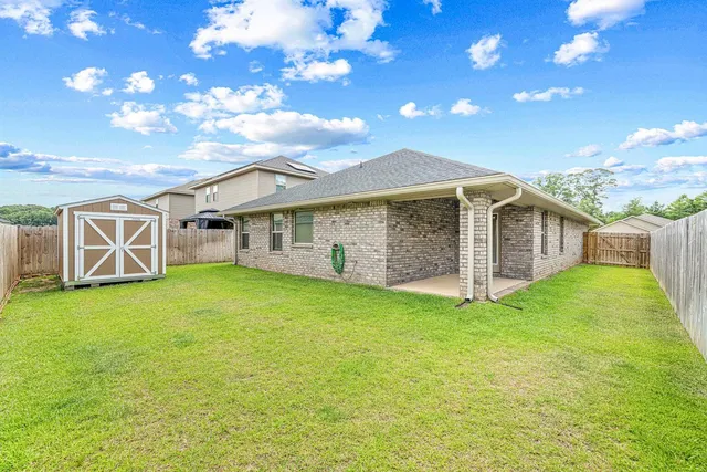 a view of a house with backyard and garden