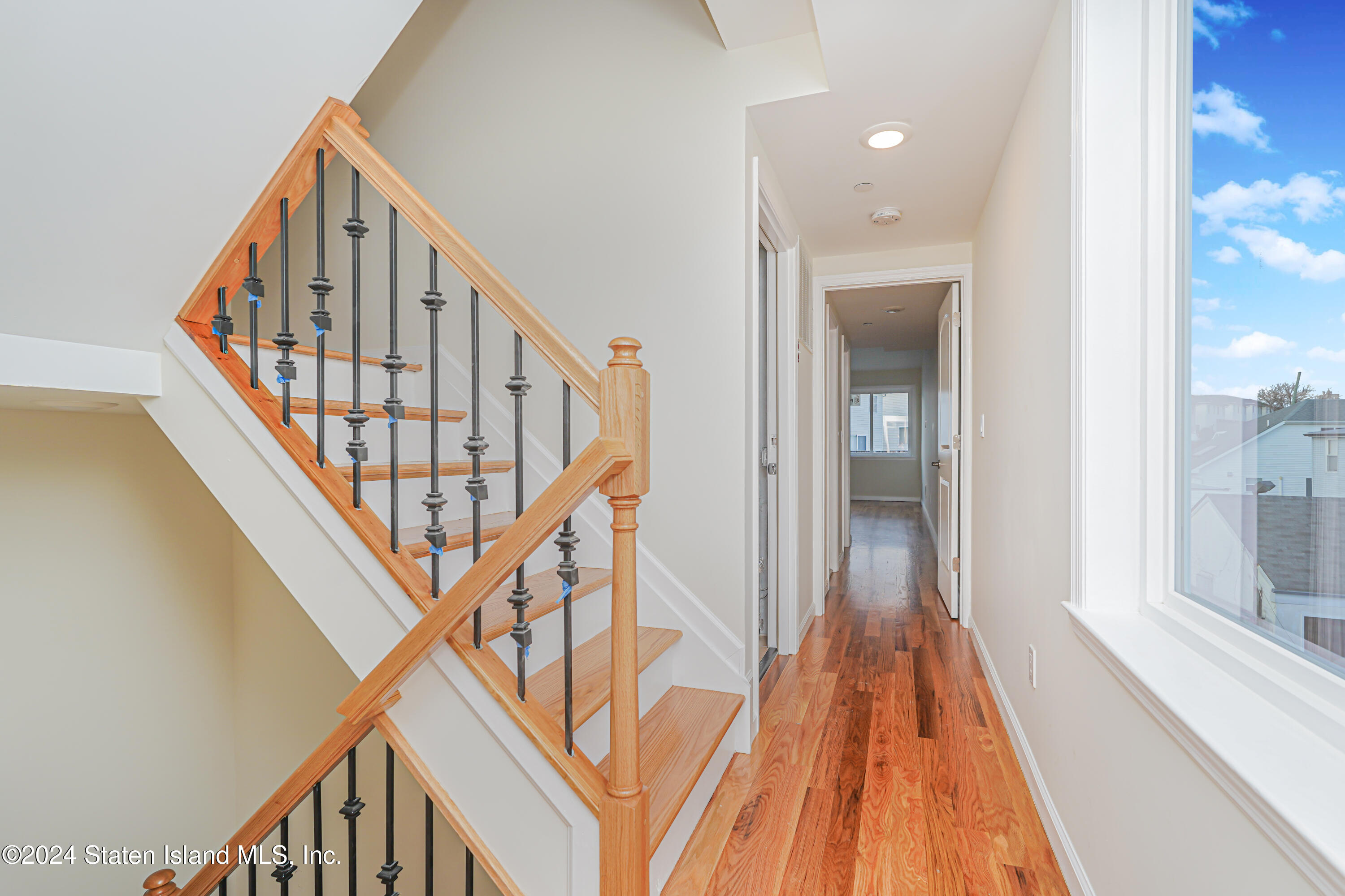 89 Robin Road Staten Island, NY 10305 - Photo 11 of 43 (11) HALLWAY