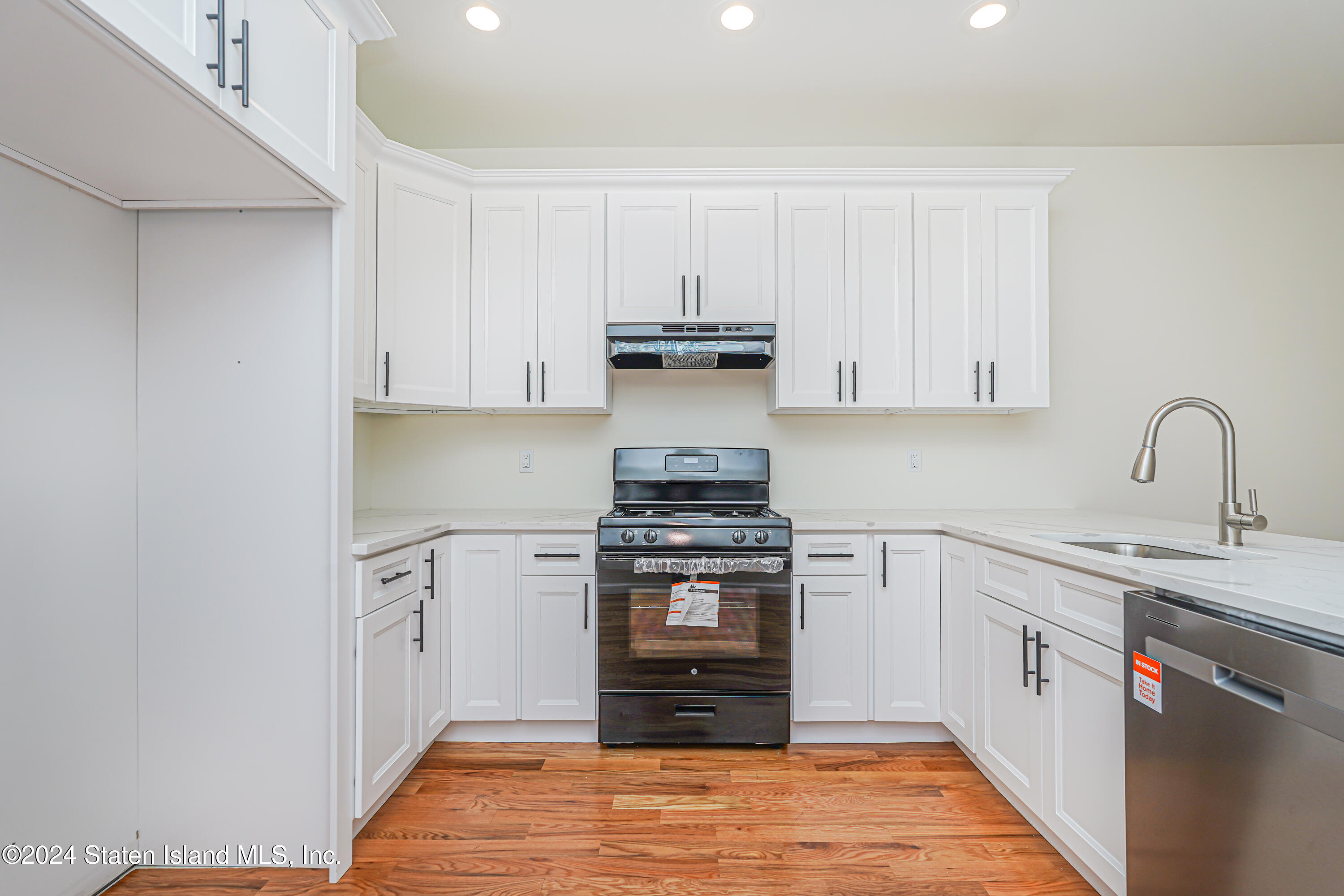 89 Robin Road Staten Island, NY 10305 - Photo 14 of 43 (14) KITCHEN