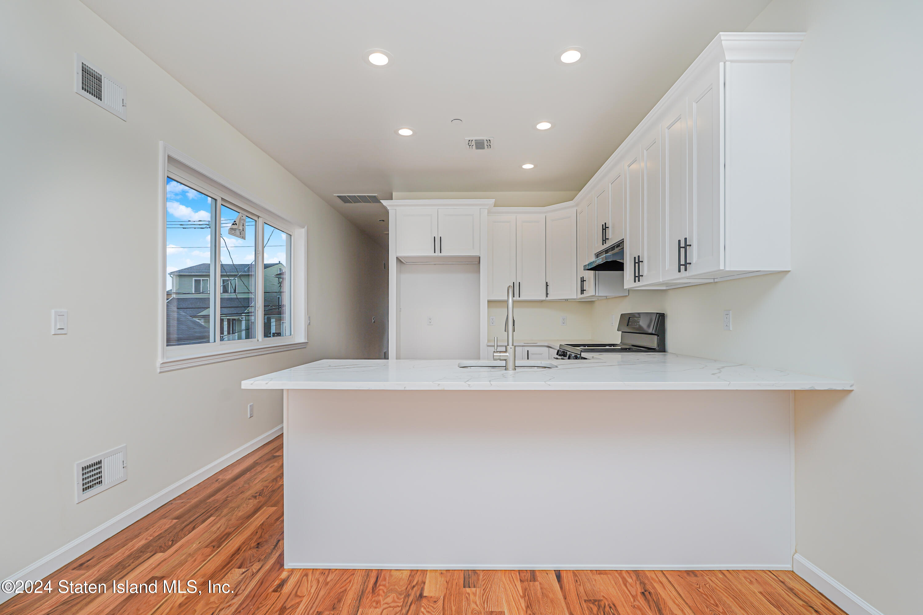 89 Robin Road Staten Island, NY 10305 - Photo 15 of 43 (15) KITCHEN