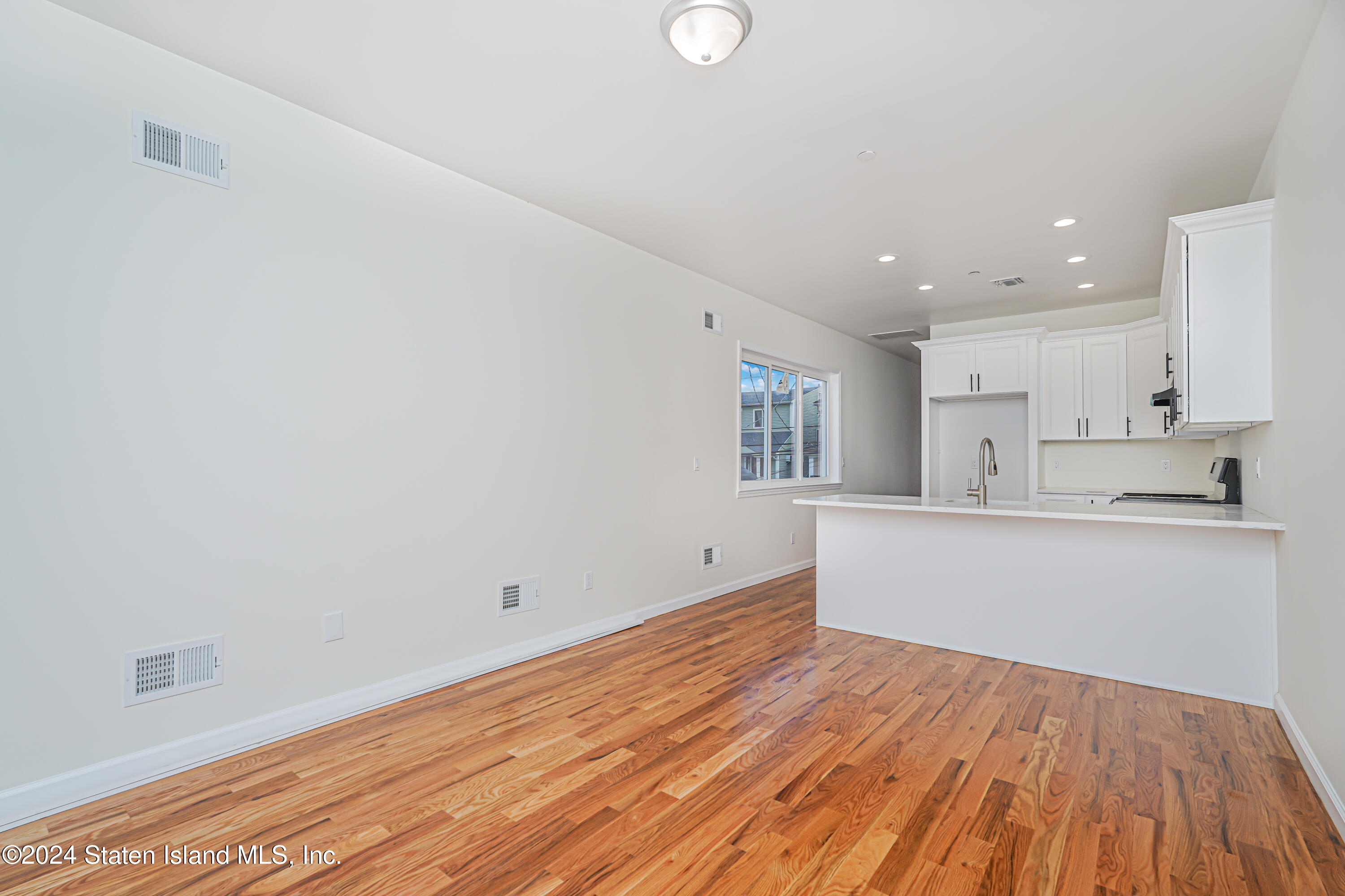 89 Robin Road Staten Island, NY 10305 - Photo 16 of 43 (16) KITCHEN