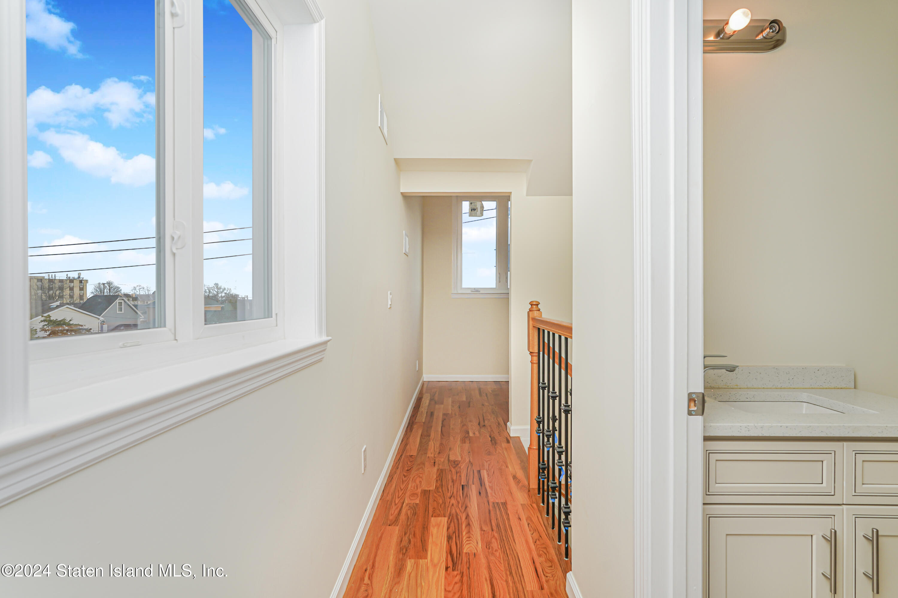 89 Robin Road Staten Island, NY 10305 - Photo 20 of 43 (20) HALLWAY