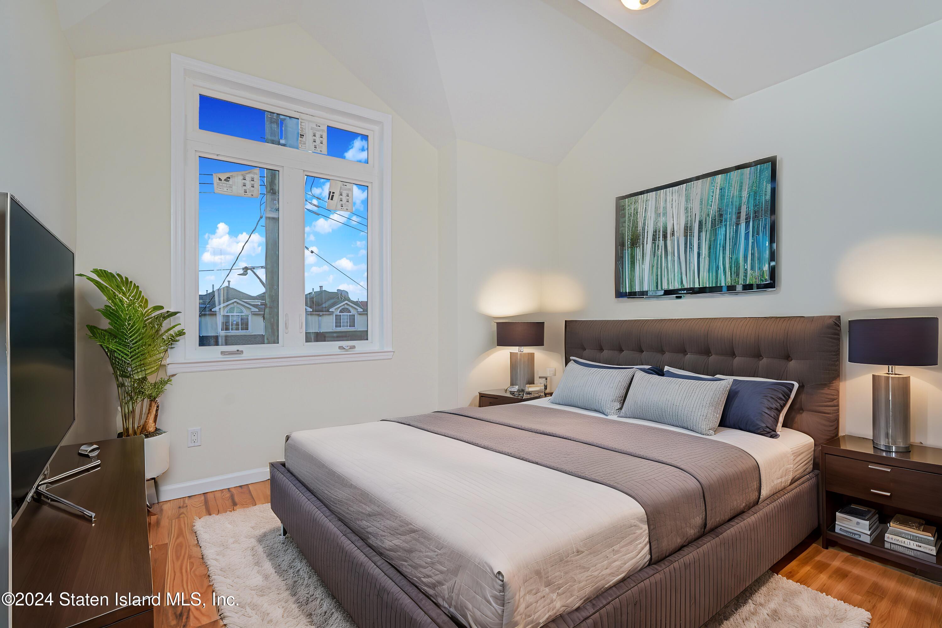 89 Robin Road Staten Island, NY 10305 - Photo 21 of 43 (21) PRIMARY BEDROOM STAGED