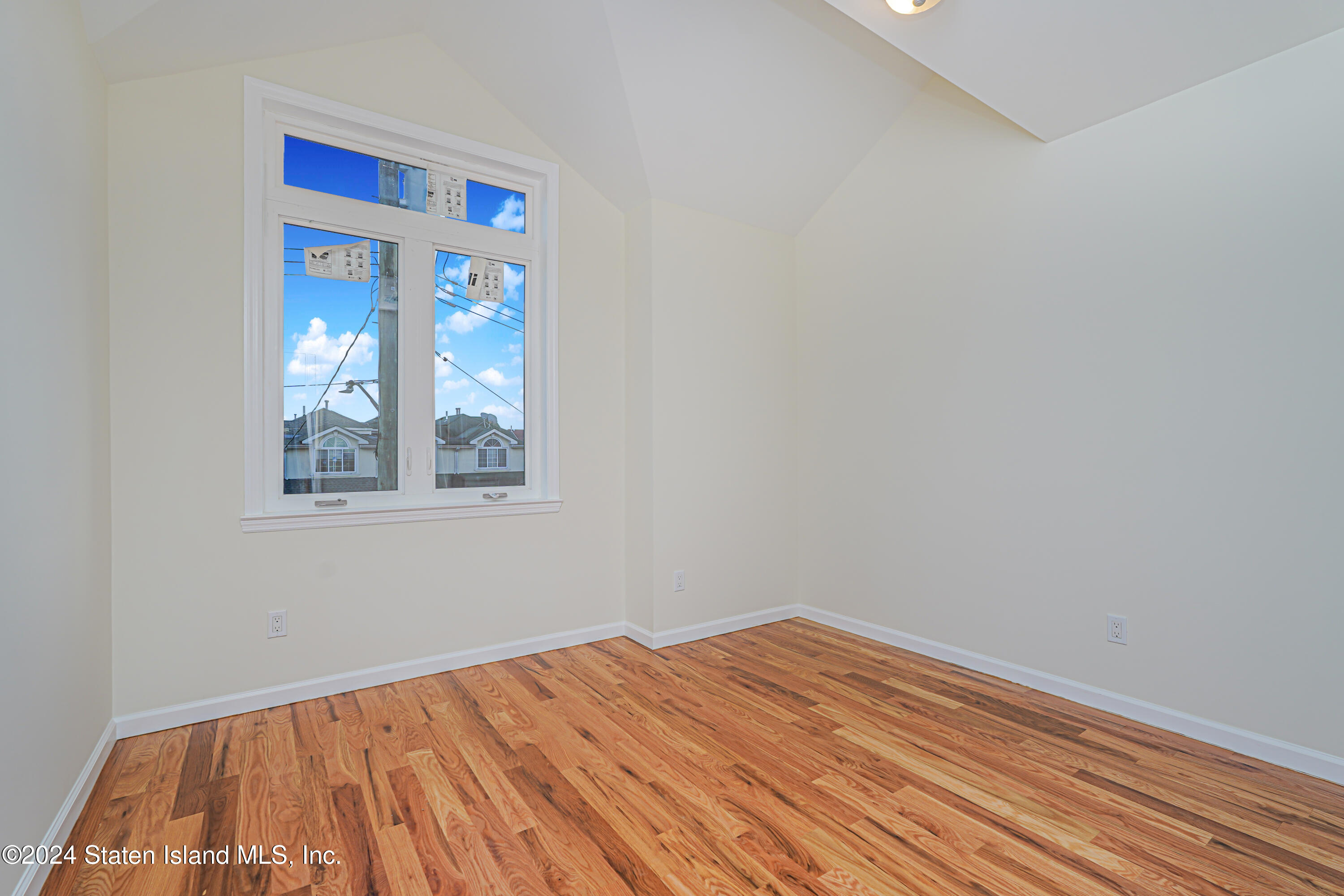 89 Robin Road Staten Island, NY 10305 - Photo 22 of 43 (22) PRIMARY BEDROOM