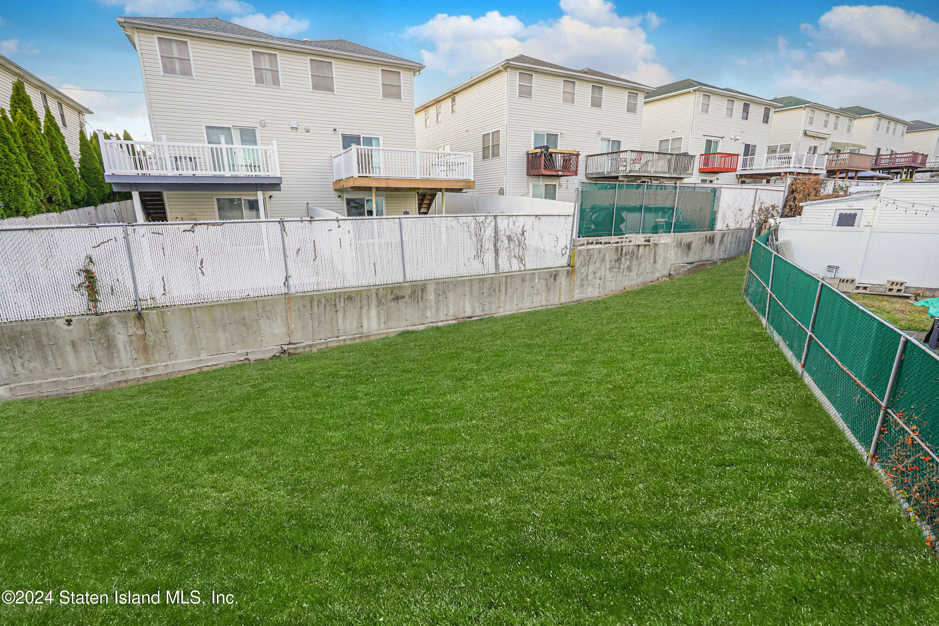 89 Robin Road Staten Island, NY 10305 - Photo 36 of 43 (36) BACKYARD