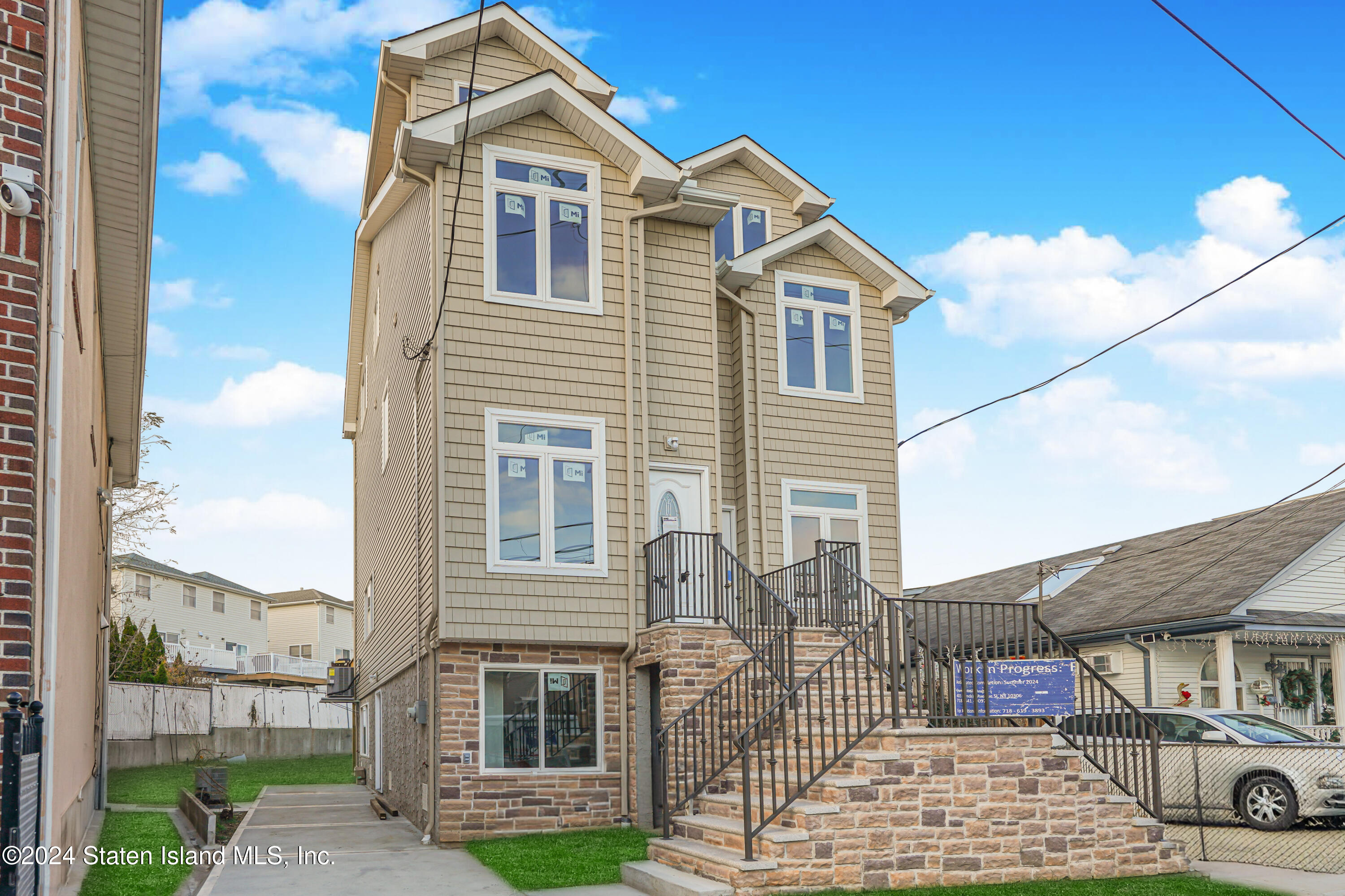 89 Robin Road Staten Island, NY 10305 - Photo 4 of 43 (4) FRONT