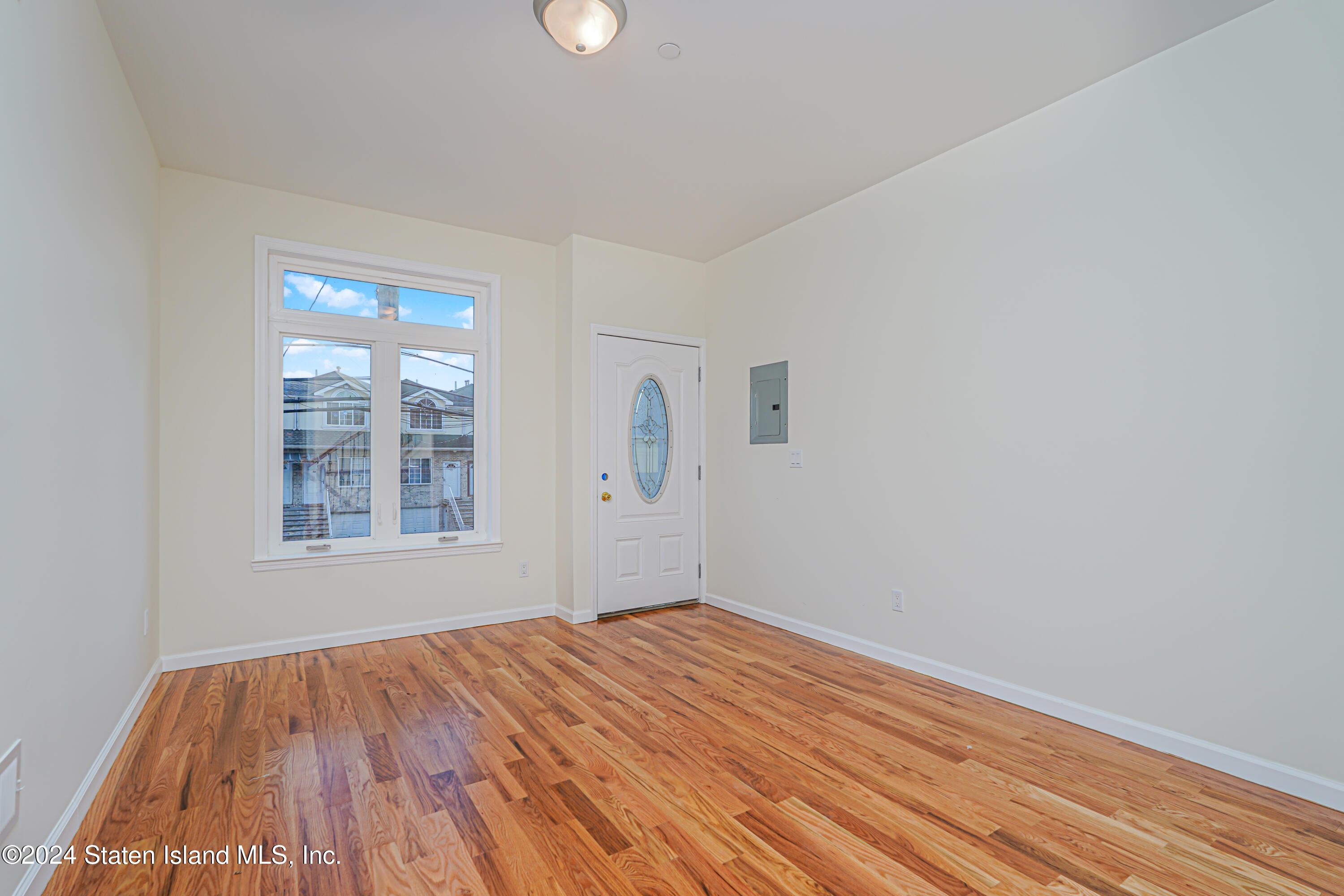 89 Robin Road Staten Island, NY 10305 - Photo 5 of 43 (5) ENTRY