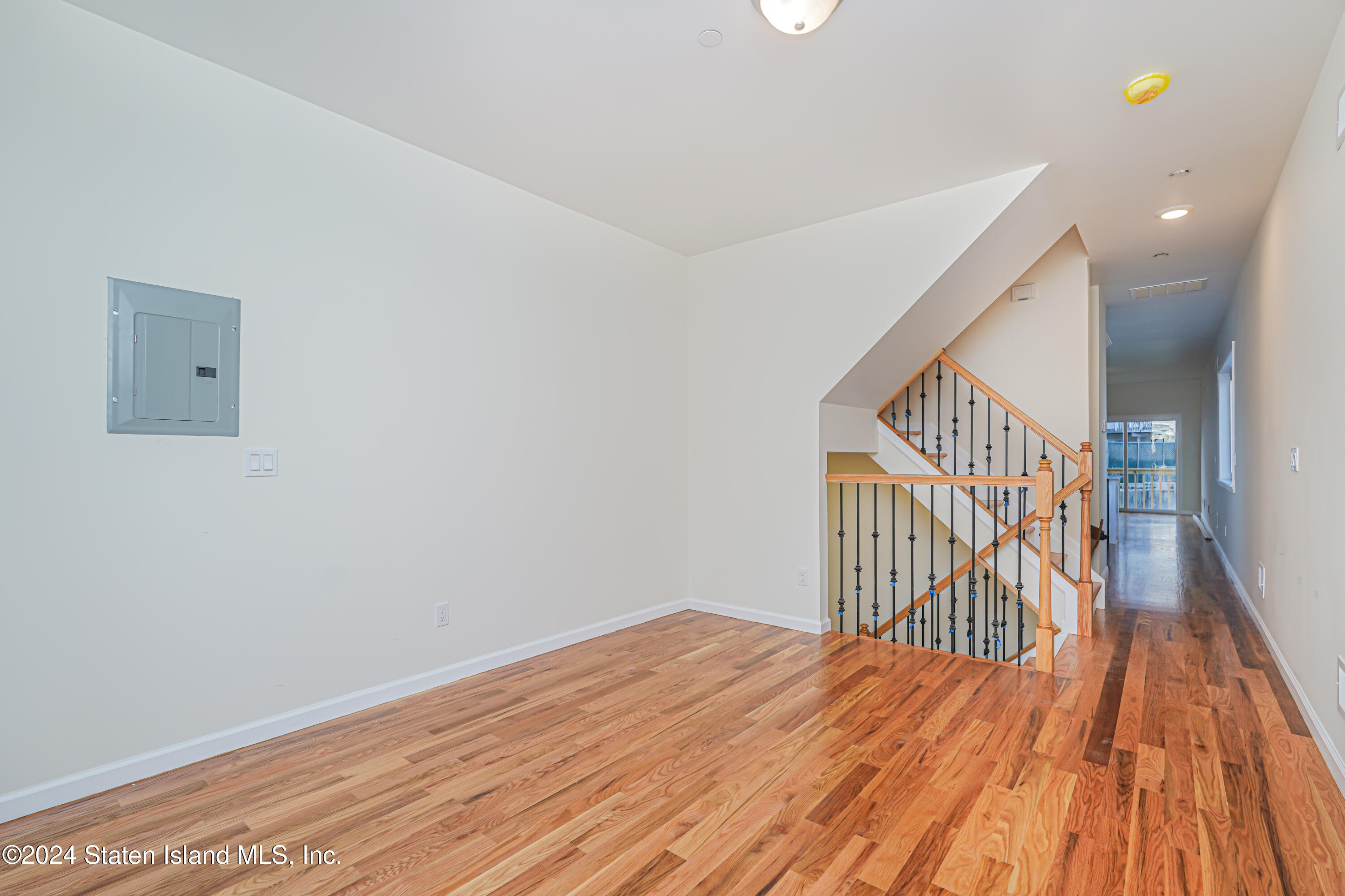 89 Robin Road Staten Island, NY 10305 - Photo 7 of 43 (7) LIVING ROOM 2ND FLOOR