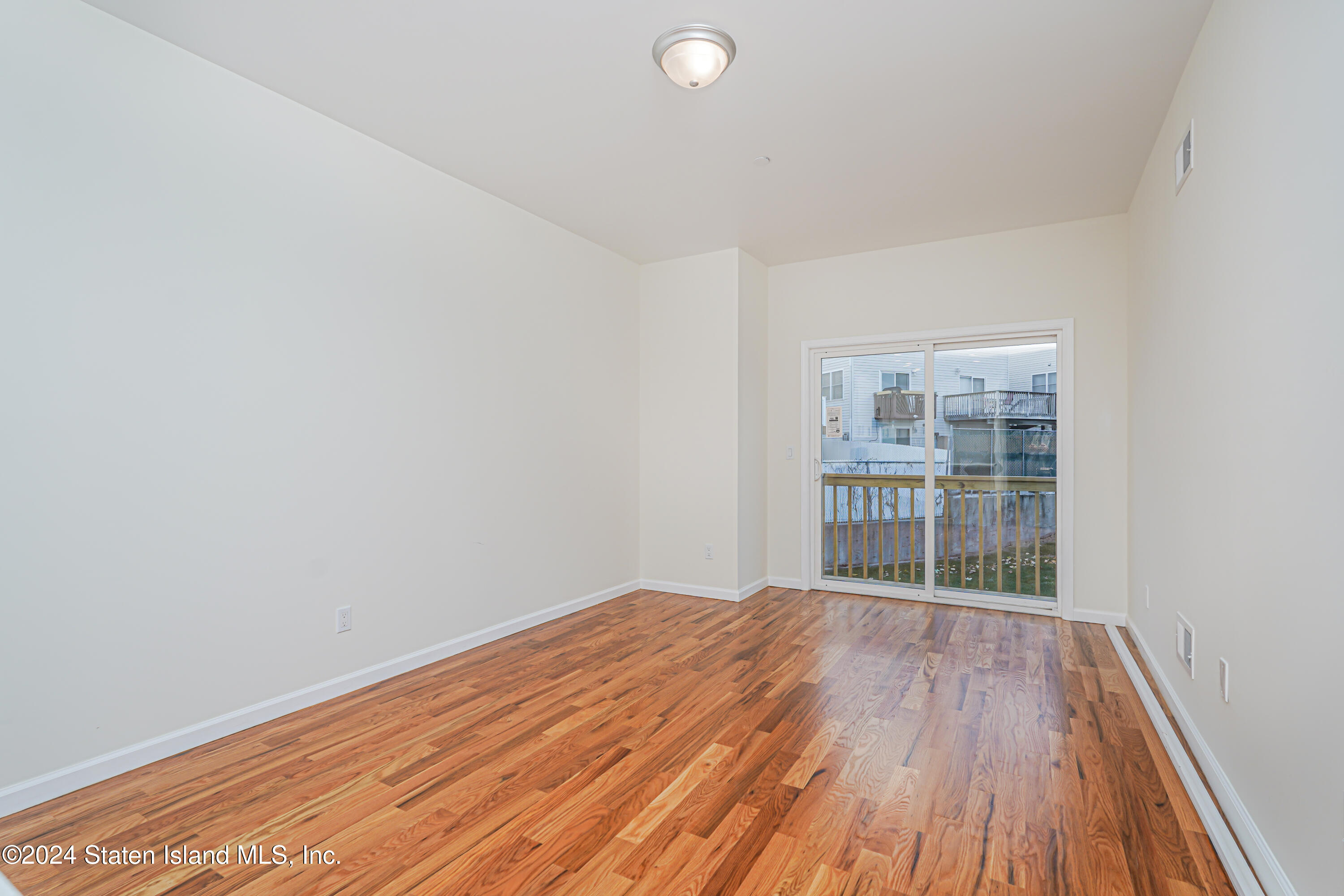 89 Robin Road Staten Island, NY 10305 - Photo 9 of 43 (9) LIVING ROOM