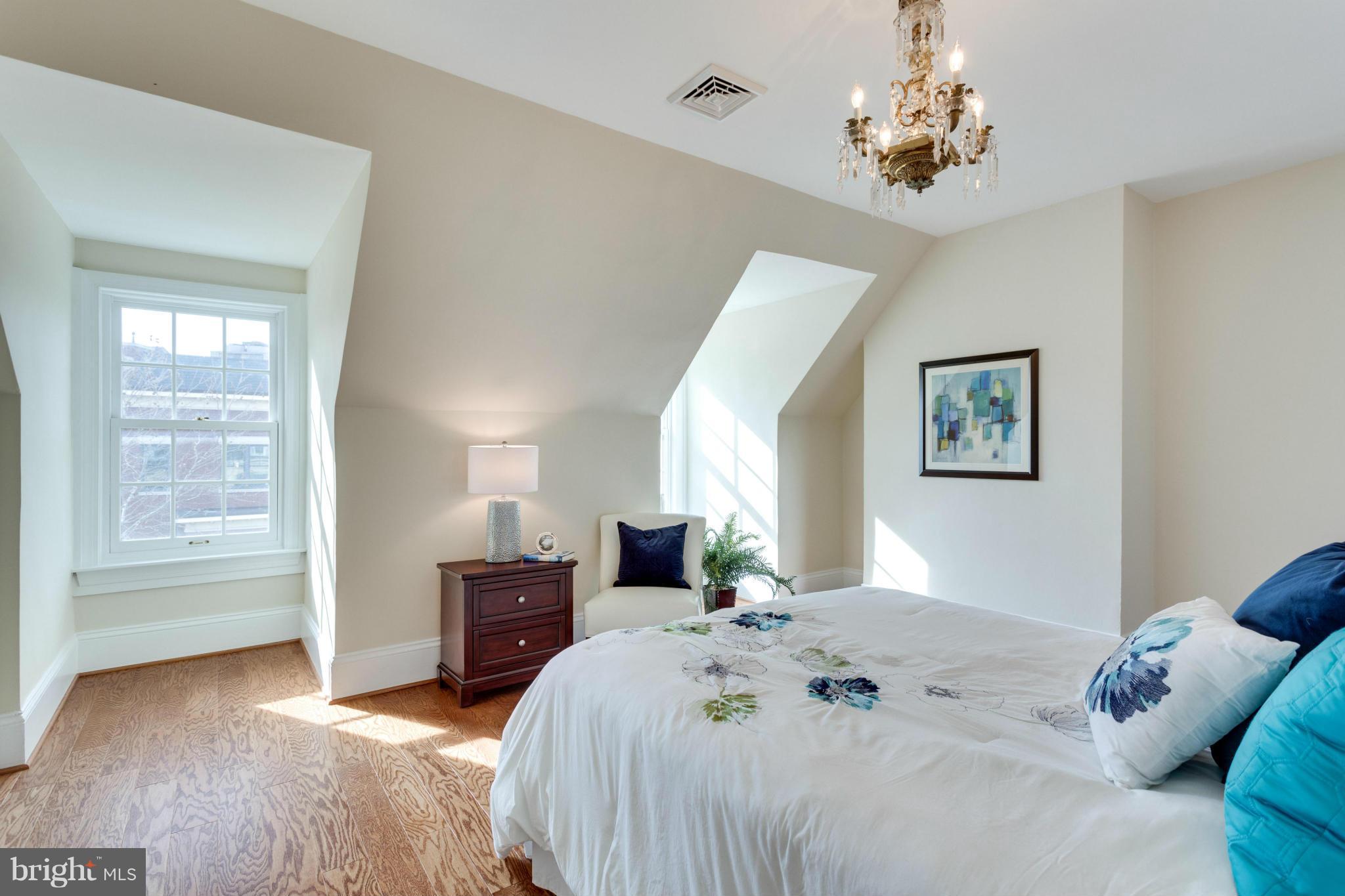 2031 Q Street Northwest, Unit 4 Washington, DC 20009 - Photo 15 of 19 Bath