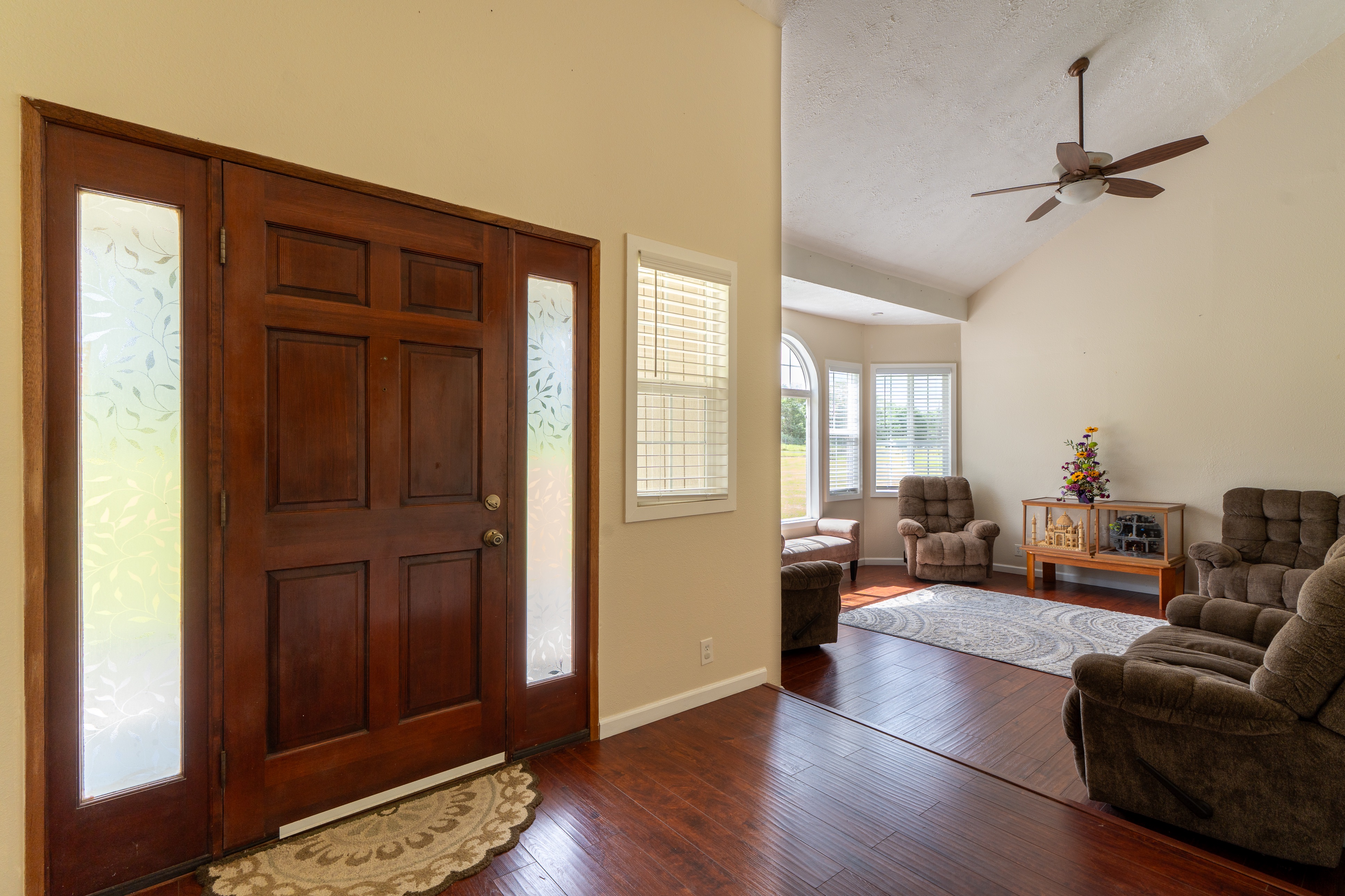 17-4044 South Road Keaau, HI 96749 - Photo 15 of 28 a living room with furniture and a window