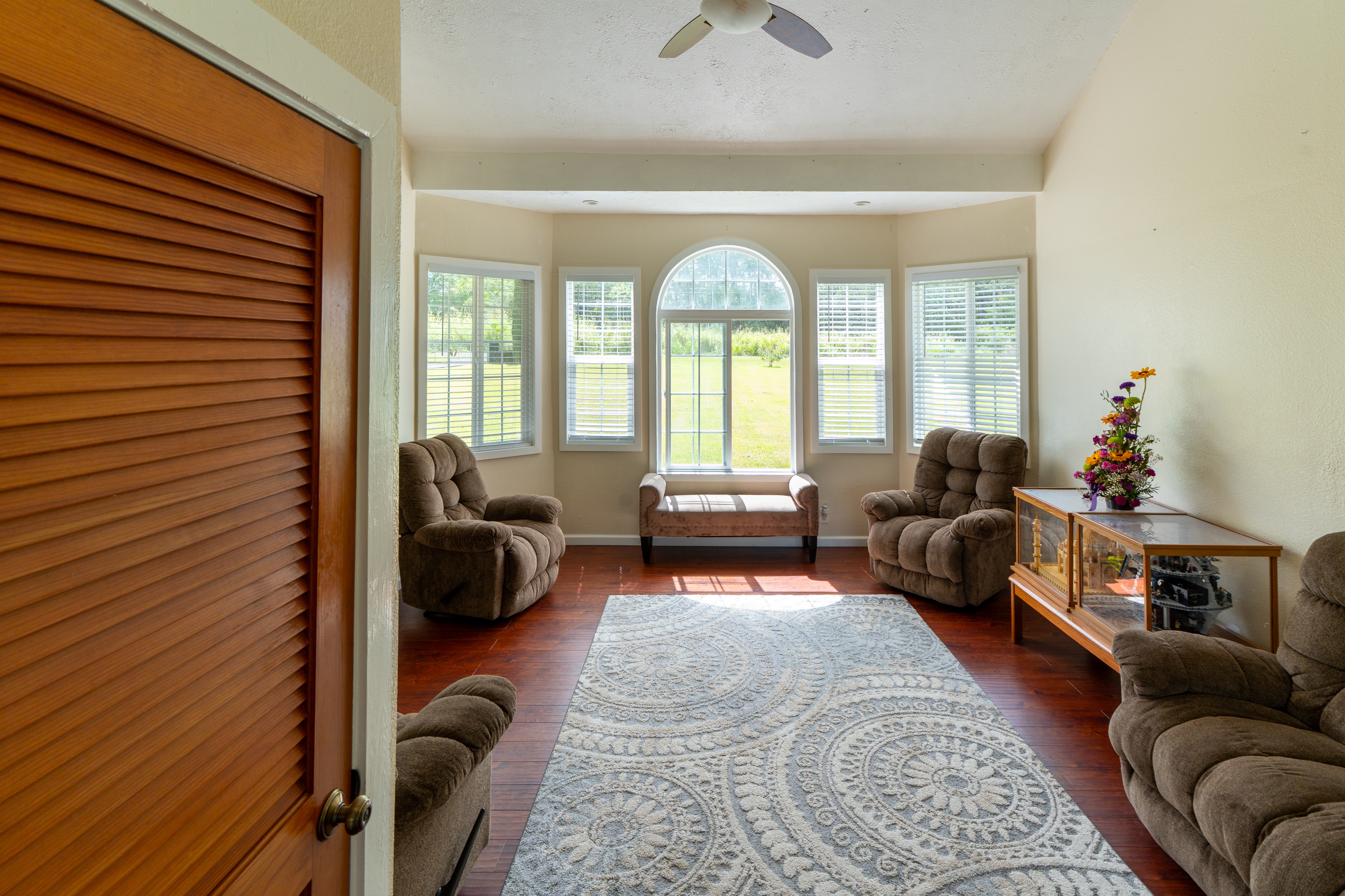 17-4044 South Road Keaau, HI 96749 - Photo 20 of 28 a living room with furniture and a large window