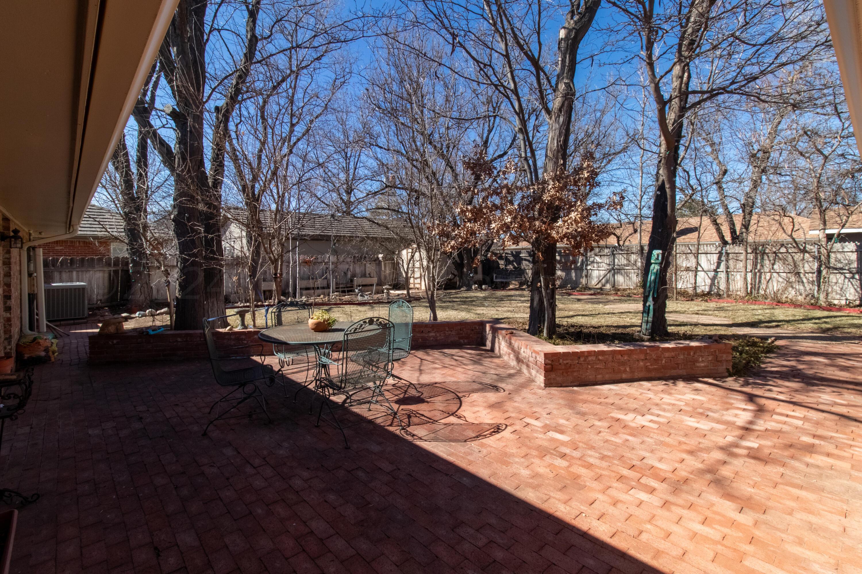 6114 Gainsborough Road Amarillo, TX 79106 - Photo 18 of 20 a view of a yard with trees