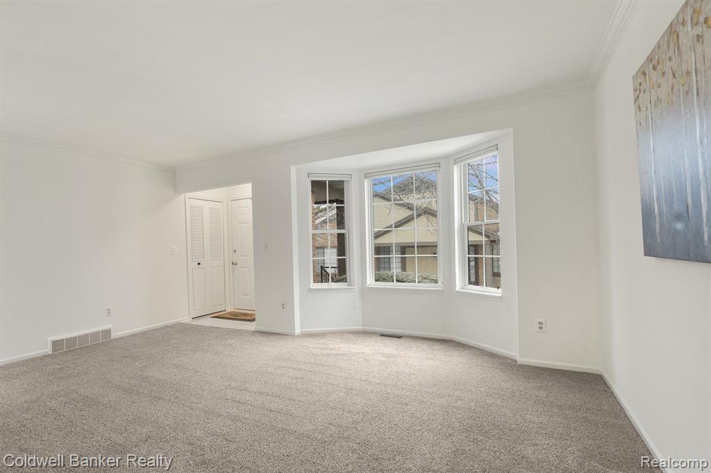 250 Meadow Bridge Drive Rochester Hills, MI 48307 - Photo 8 of 39
