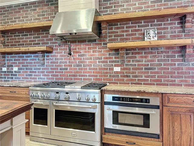 a view of empty room with wooden floor and ceiling fan