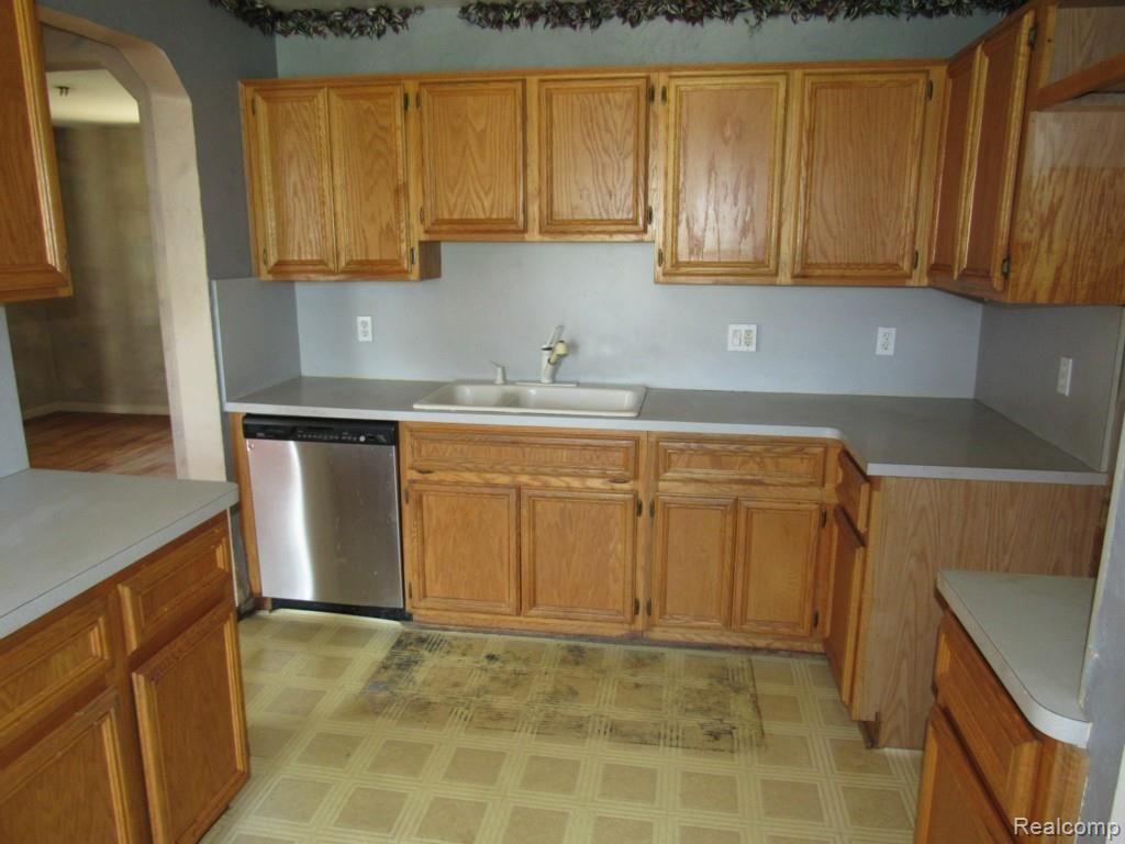 2827 Weaverton Rochester, MI 48307 - Photo 23 of 43 2827 WEAVERTON ROCHESTER HILLS (64).jpg