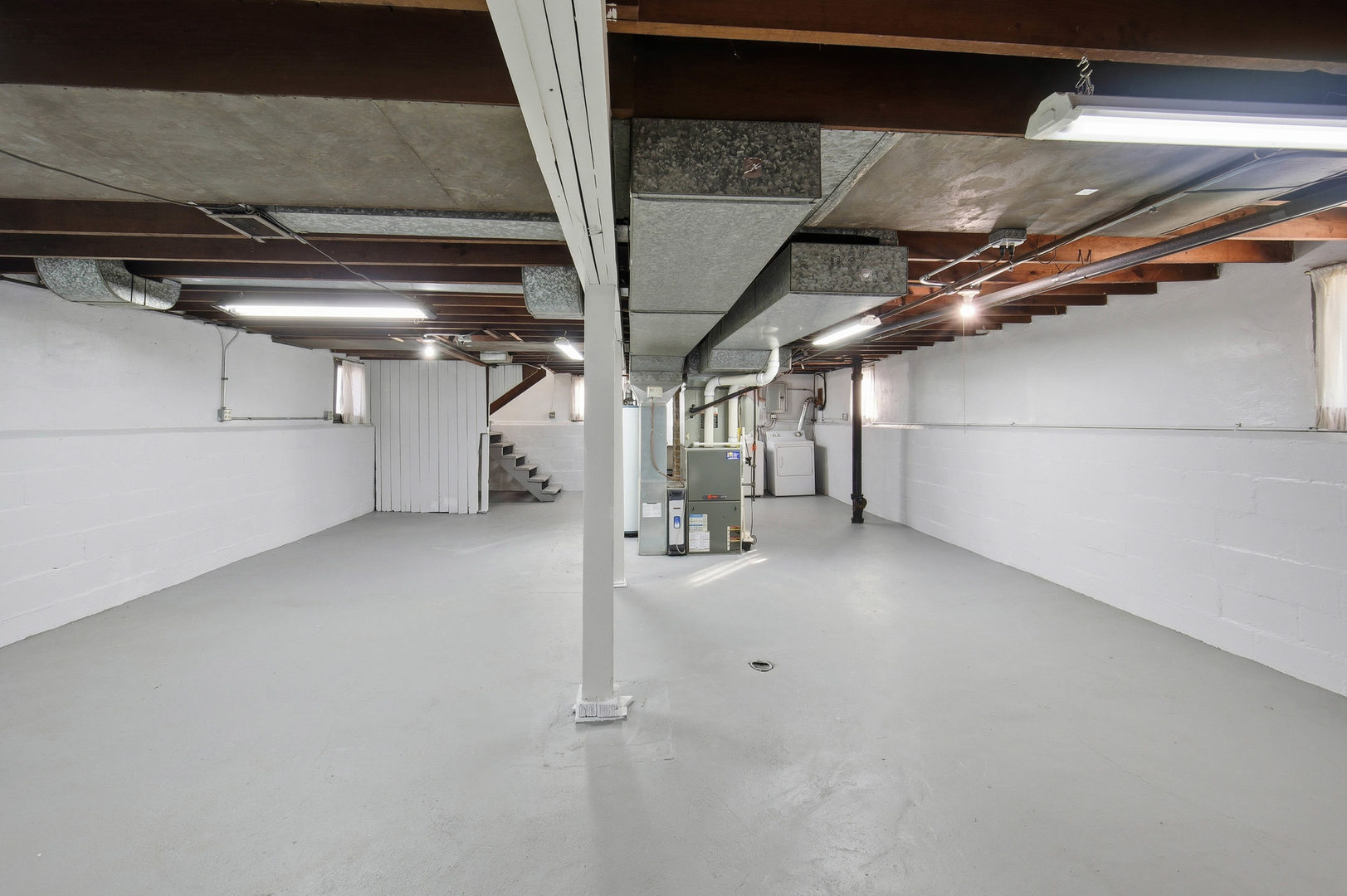 1489 East Algonquin Road Des Plaines, IL 60016 - Photo 20 of 34 a view of a garage