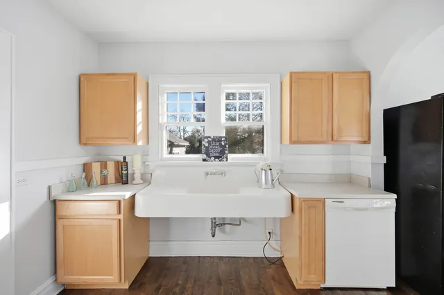 $415,000 | 1489 East Algonquin Road, Des Plaines, IL 60016