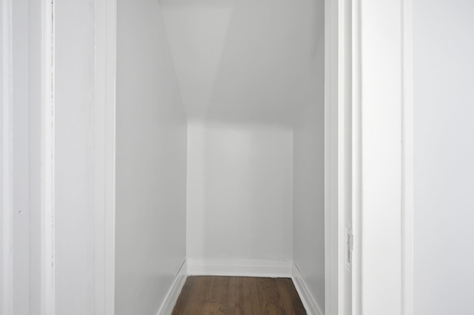 1489 East Algonquin Road Des Plaines, IL 60016 - Photo 10 of 34 a view of a hallway