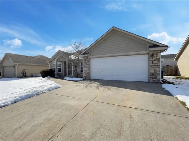 $281,000 | 1607 Northwest Hilltop Lane, Grain Valley, MO 64029
