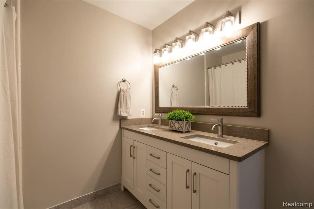 37291 Chesapeake Road Farmington Hills, MI 48335 - Photo 32 of 45