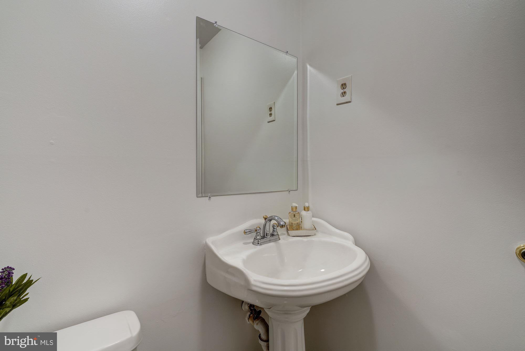 2013 Dundee Road Rockville, MD 20850 - Photo 9 of 31 Main level powder room
