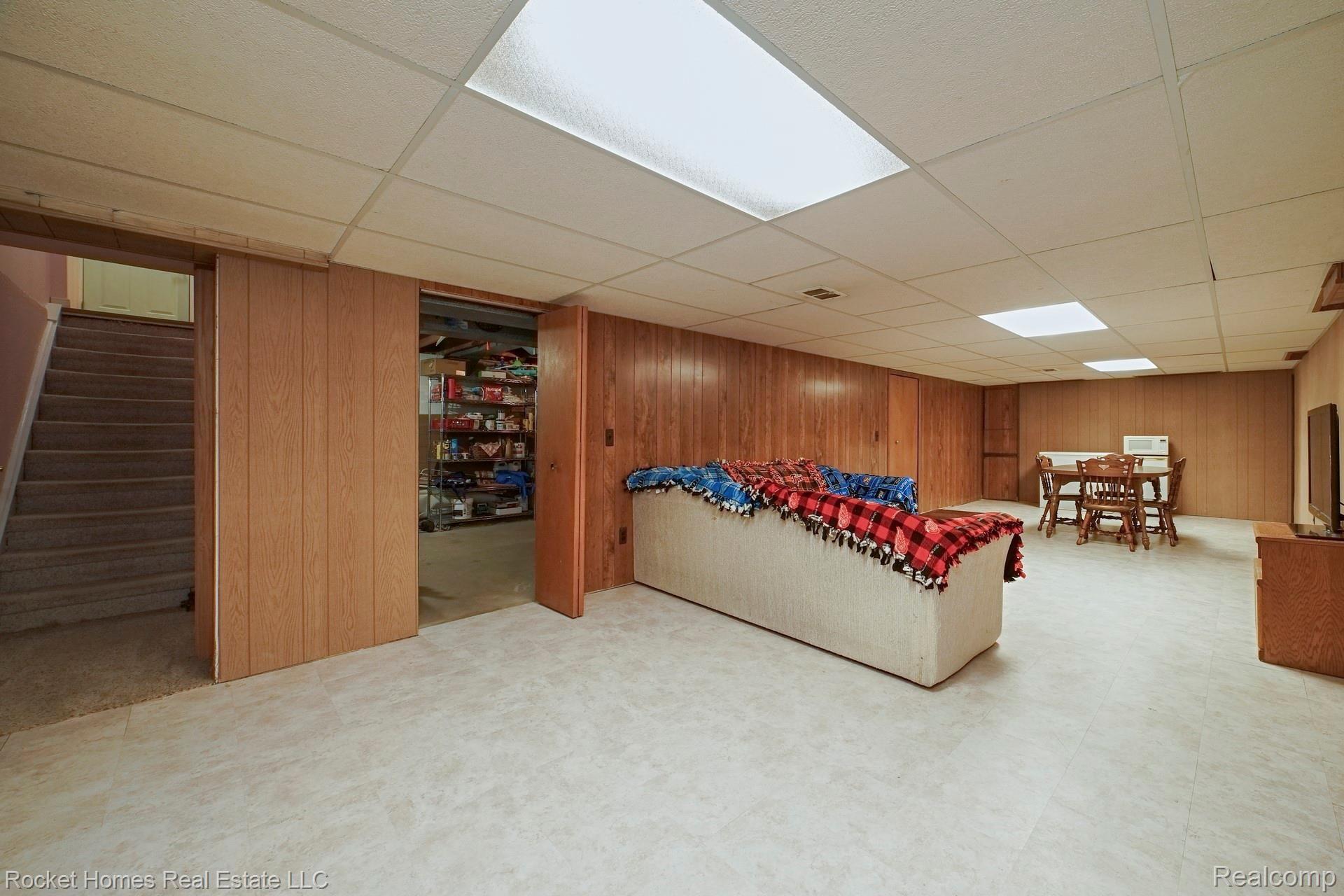 14523 Newburgh Road Livonia, MI 48154 - Photo 21 of 31 020-photo-family-room-8870857.jpg