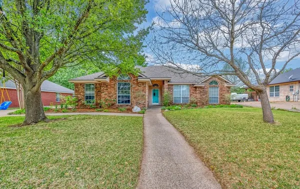 $325,000 | 1060 Cheyenne Trail, Hewitt, TX 76643