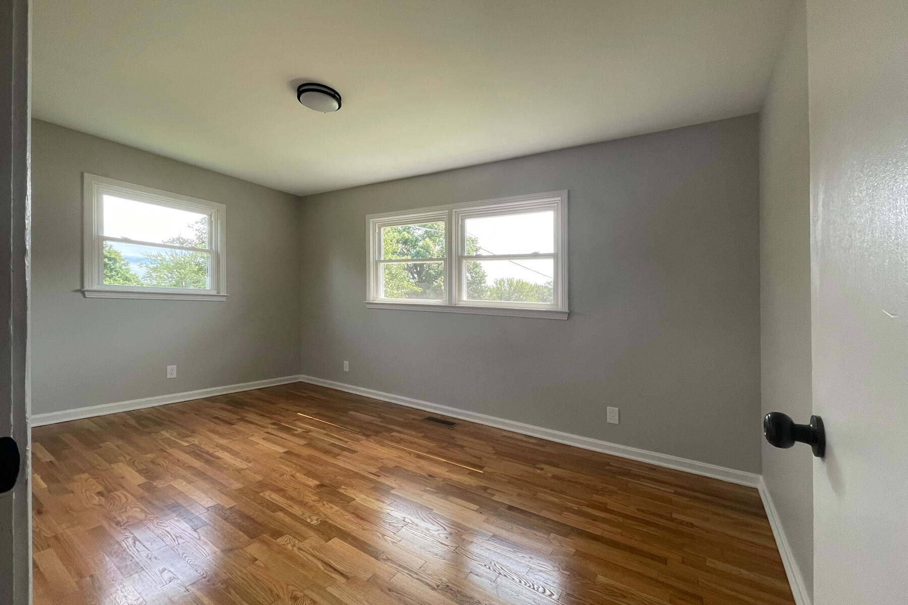 529 Kickapoo Trail Frankfort, KY 40601 - Photo 6 of 9 Front corner bedroom