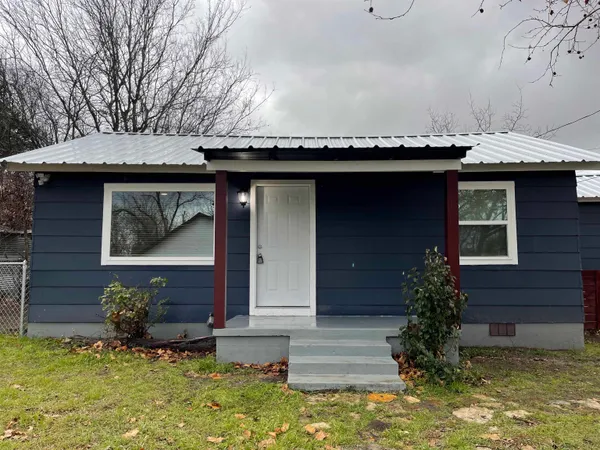 $1,425 | 809 South Pierce Street, Burnet, TX 78611