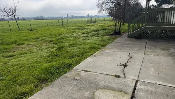 a view of a house with backyard