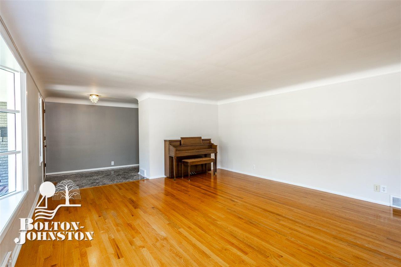 477 Cook Road Grosse Pointe, MI 48236 - Photo 8 of 59 50003003-7.JPG