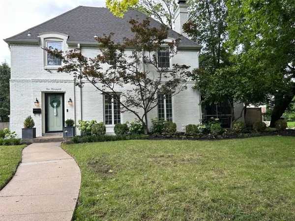 $585,000 | 1000 West Gregory Boulevard, Kansas City, MO 64113