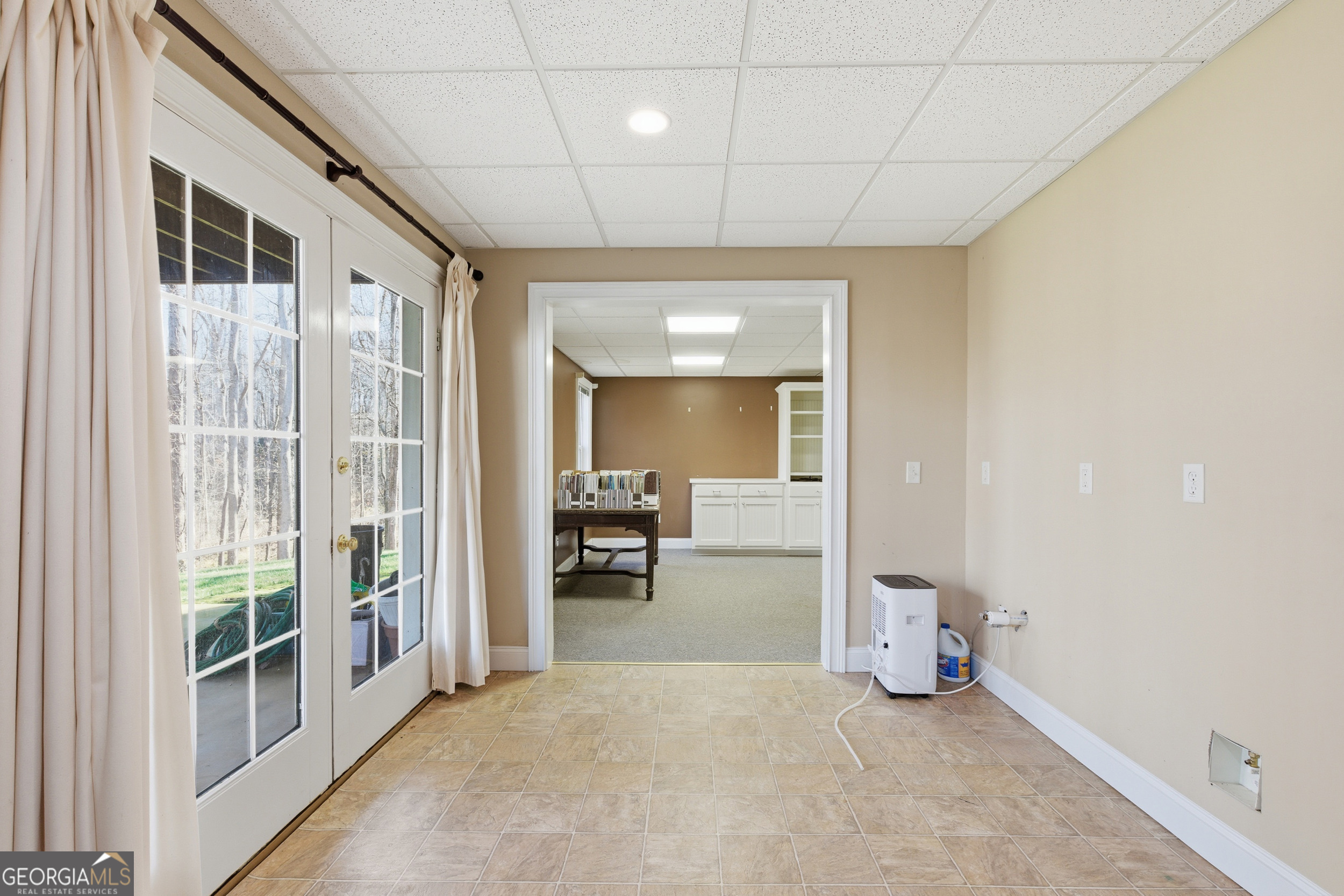 180 Springbrook Drive Cornelia, GA 30531 - Photo 39 of 50 a view of a livingroom with a garage