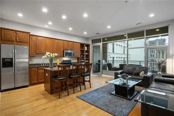 $3,200 | 301 Fifth Avenue, Unit 511, Pittsburgh, PA 15222