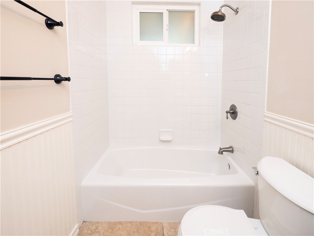 982 River Drive Norco, CA 92860 - Photo 19 of 41 a bathroom with a toilet and a bathtub