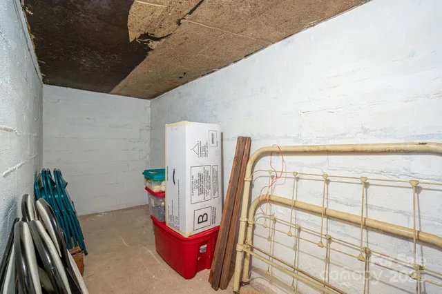 a view of livingroom with furniture