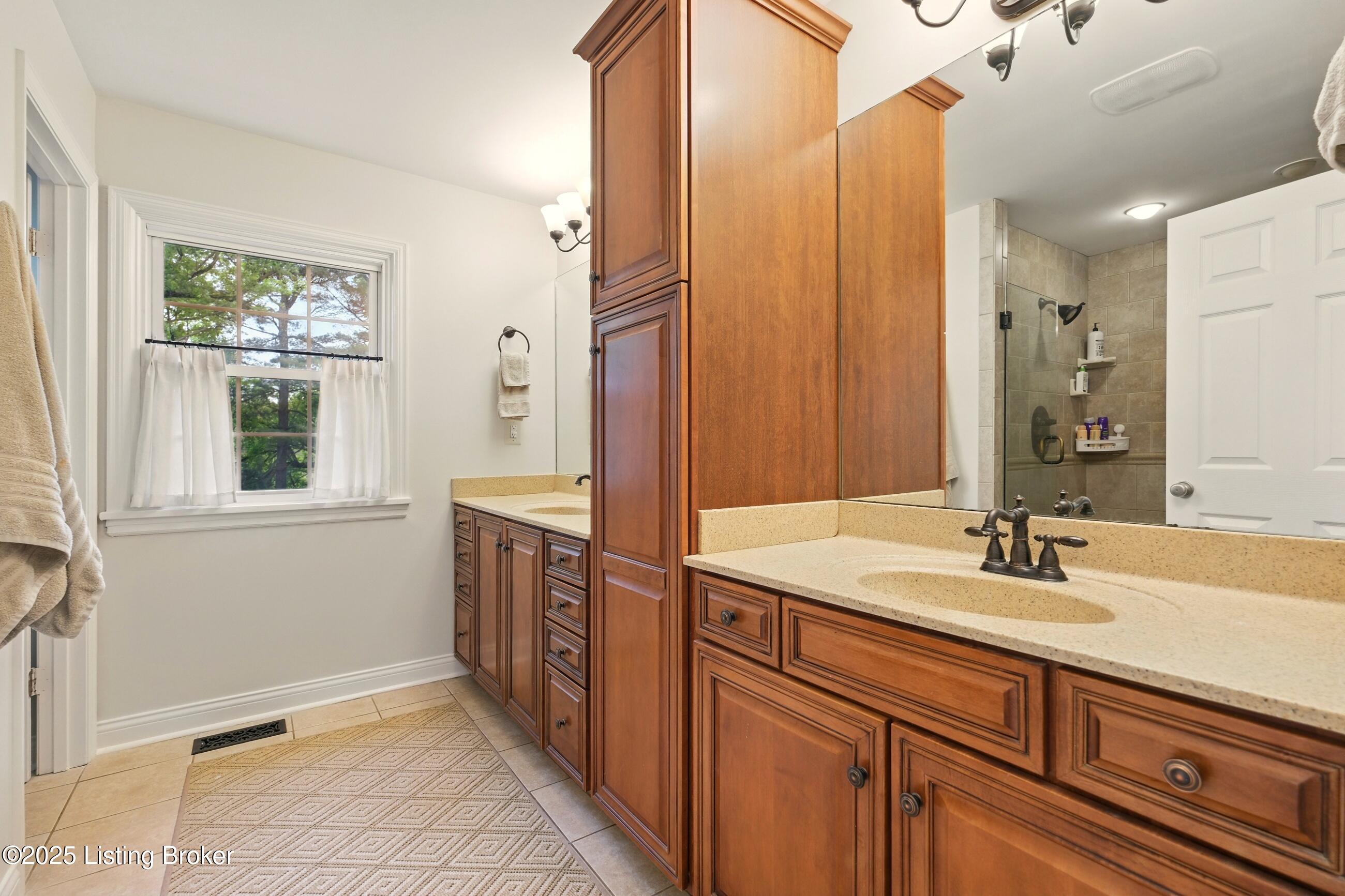 6105 Rodes Drive Louisville, KY 40222 - Photo 18 of 50 6105rodes_louisvillerealestatemedia_095