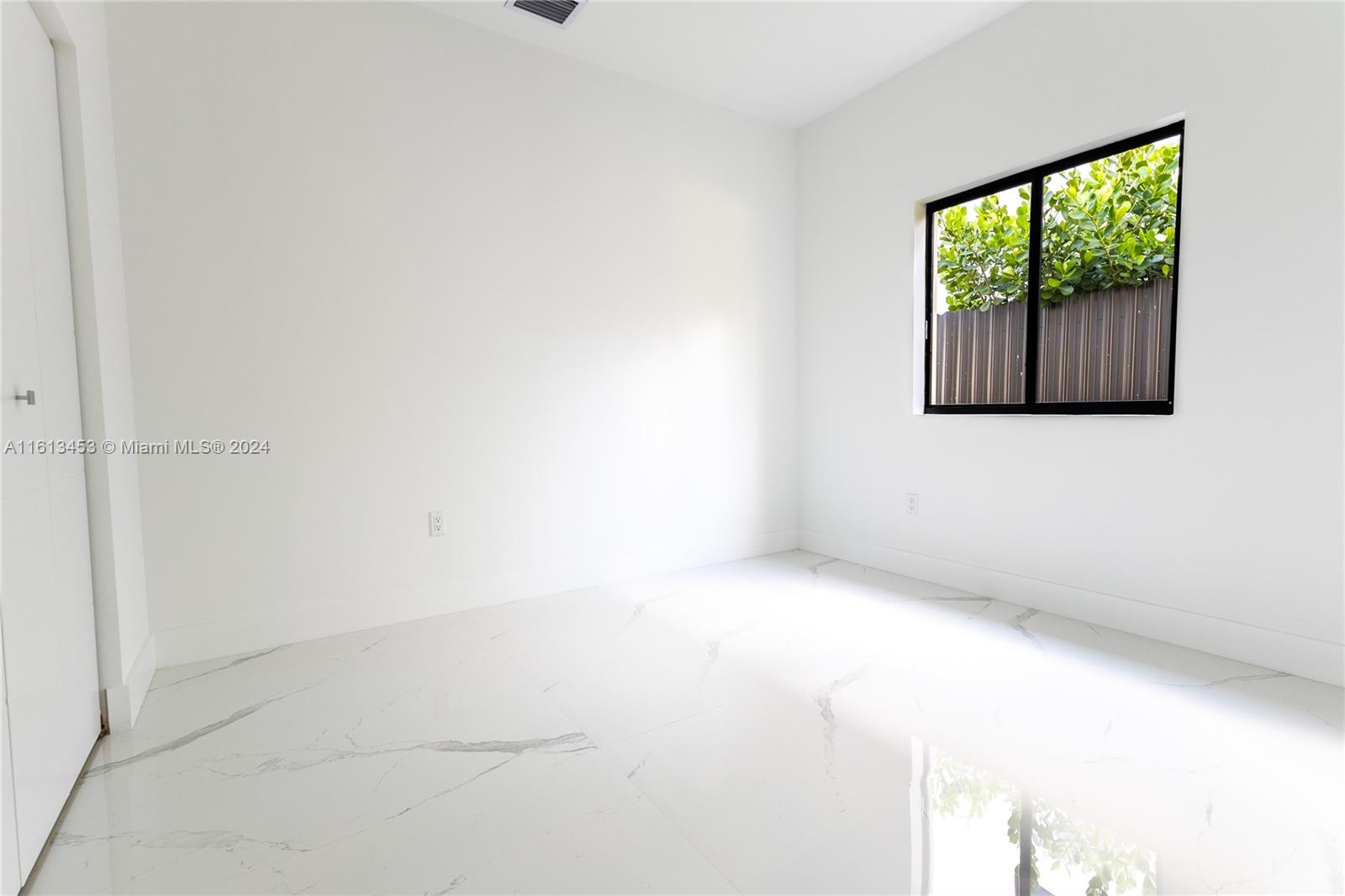 16331 Southwest 60th Terrace Miami, FL 33193 - Photo 11 of 27 Gallery Image 11