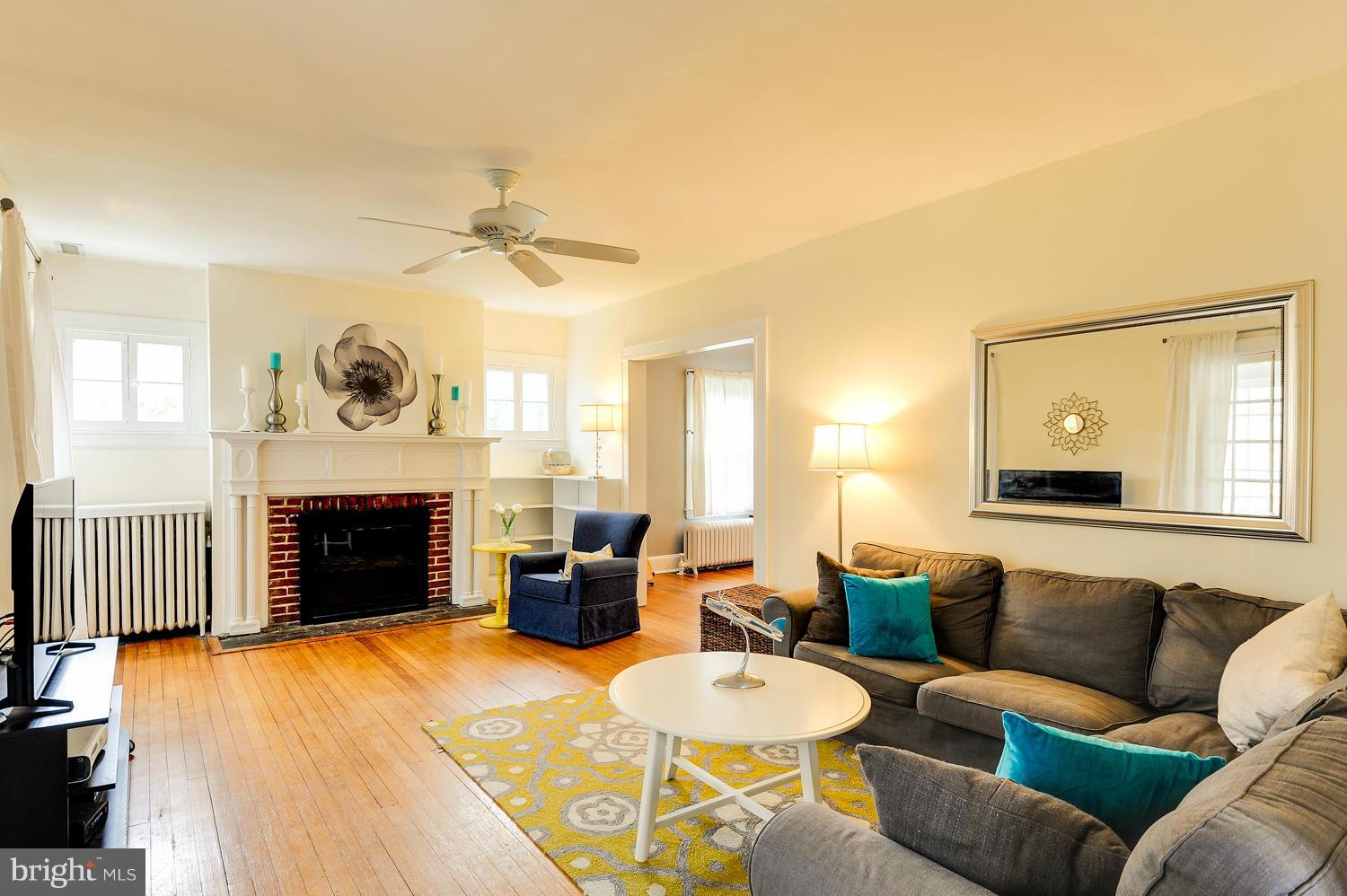 413 Hollen Road Baltimore, MD 21212 - Photo 8 of 29 Living Room