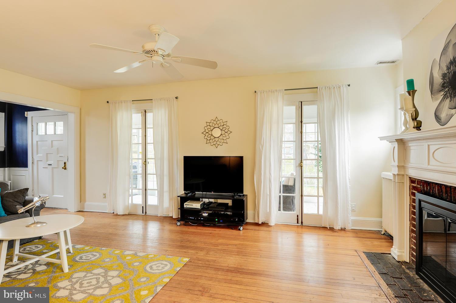 413 Hollen Road Baltimore, MD 21212 - Photo 9 of 29 Living Room
