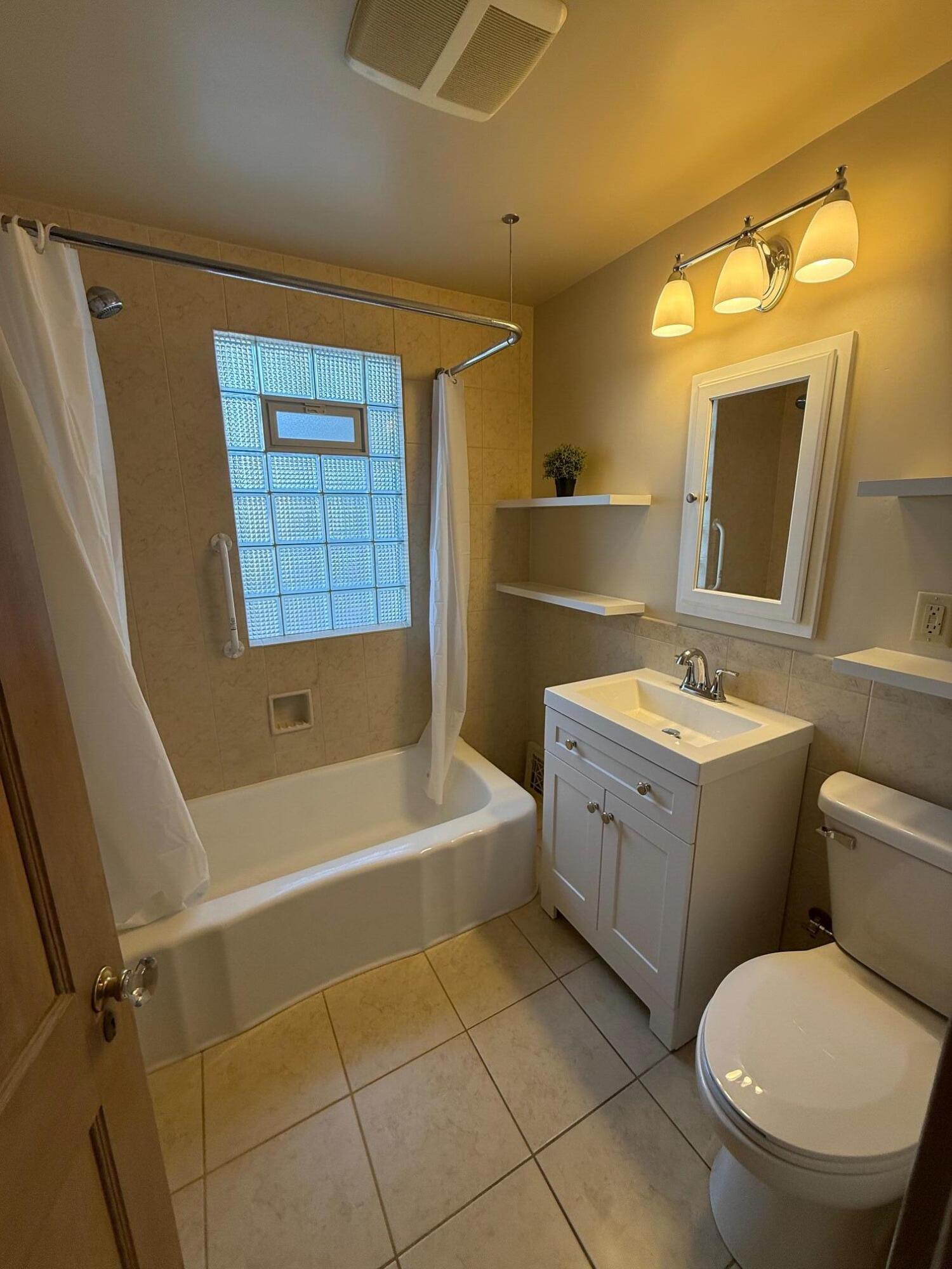 2129 South 31st Street Milwaukee, WI 53215 - Photo 30 of 57 Bathroom Upper