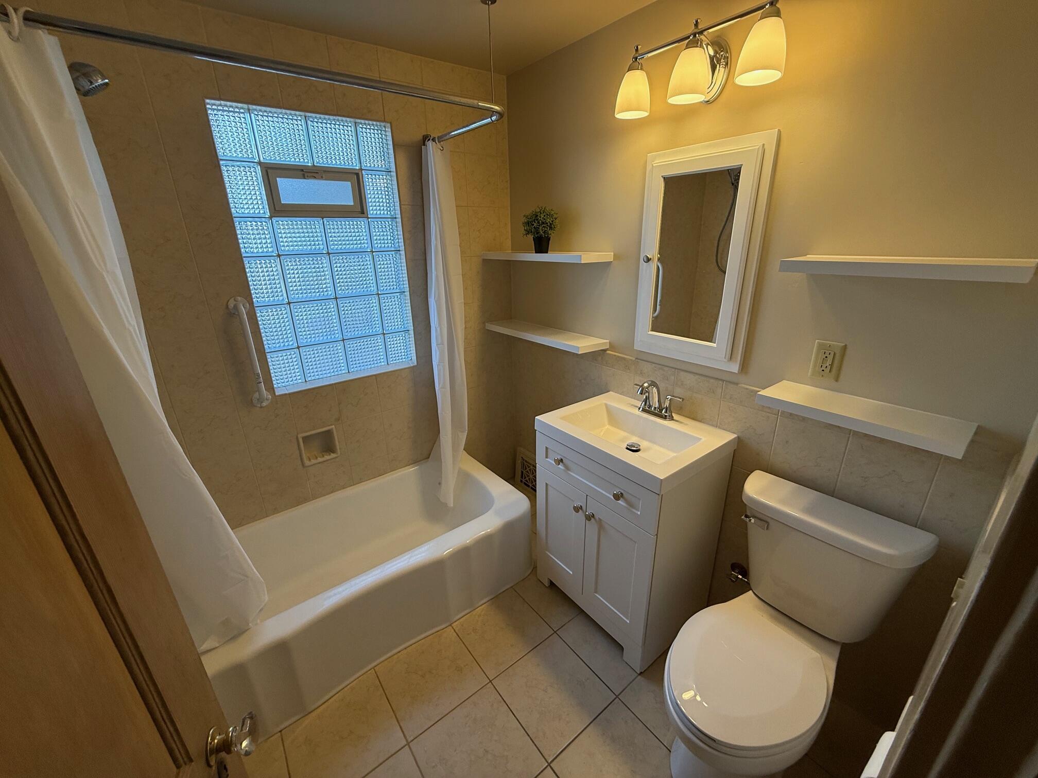 2129 South 31st Street Milwaukee, WI 53215 - Photo 36 of 57 Full bath Upper