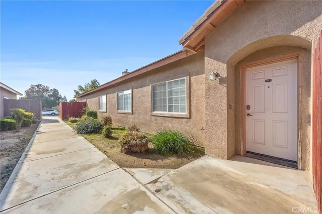 a view of a house with backyard and garden
