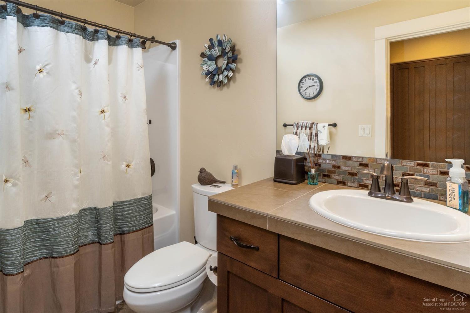 8720 Southwest Panorama Road Terrebonne, OR 97760 - Photo 15 of 24 Guest bath with tile countertops and flo