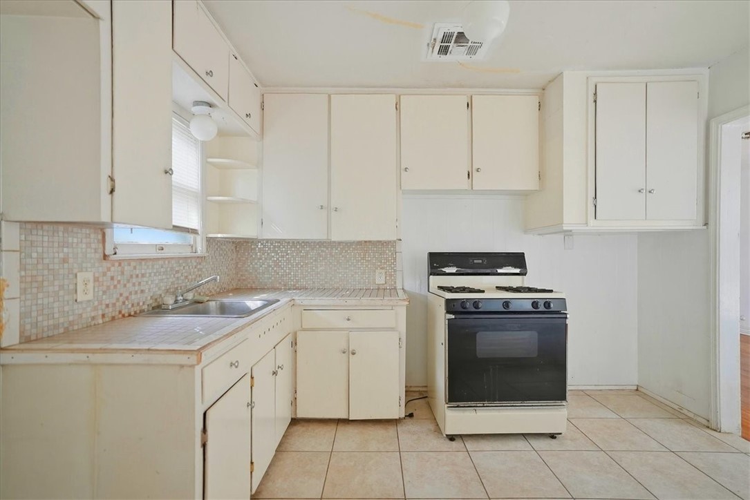 3633 Chestnut Street Corpus Christi, TX 78411 - Photo 14 of 22 a kitchen with cabinets appliances and a sink