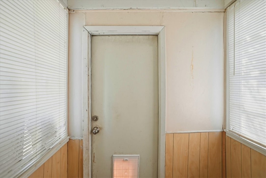 3633 Chestnut Street Corpus Christi, TX 78411 - Photo 18 of 22 a view of a closet