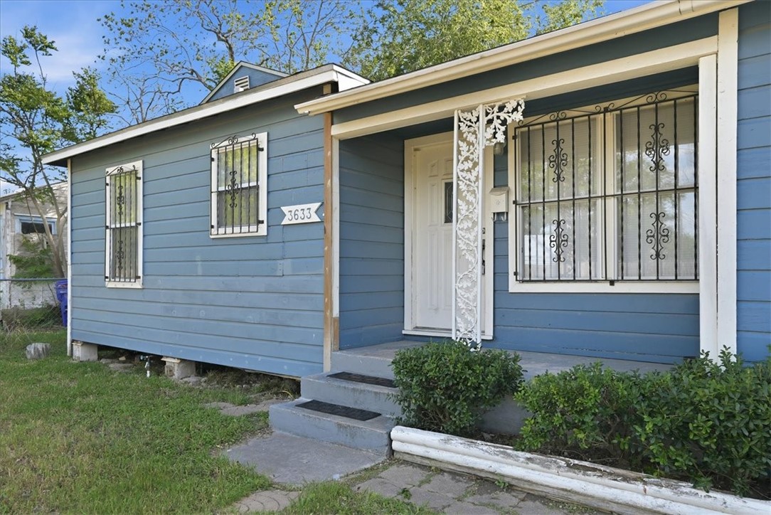 3633 Chestnut Street Corpus Christi, TX 78411 - Photo 3 of 22 a view of a house with a yard
